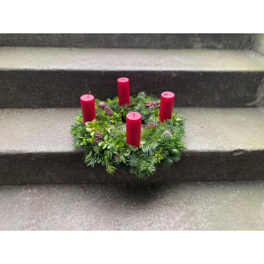 Adventskrans hndbundet p halm