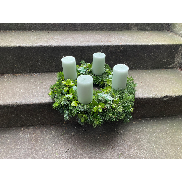 Adventskrans hndbundet p halm