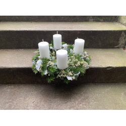 Adventskrans hndbundet p halm