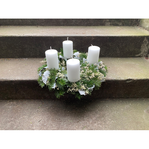 Adventskrans hndbundet p halm