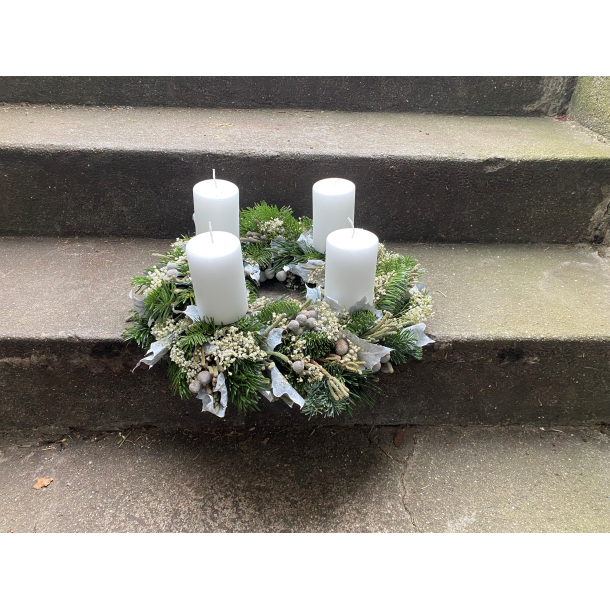 Adventskrans hndbundet p halm