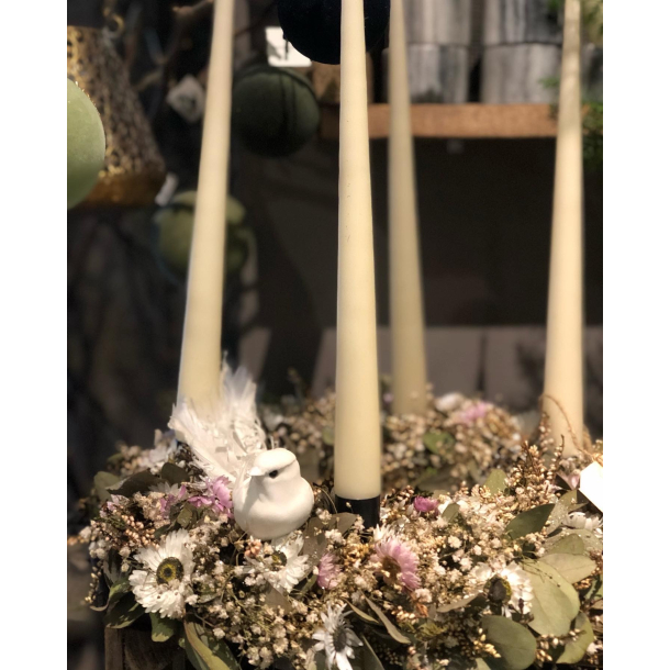 Adventskrans hndbundet p halm