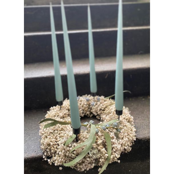 Adventskrans hndbundet p halm