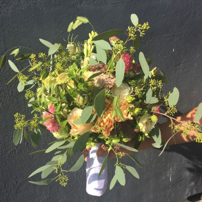 Luftig og lkker brudebuket med eucalyptus