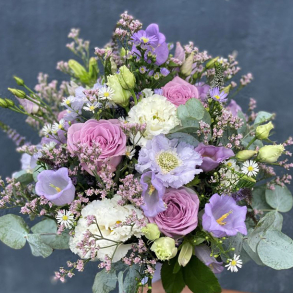 Romantisk brudebuket med roser og smtblomstrende