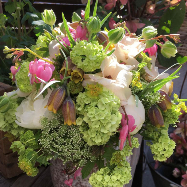 Klassisk ttbundet buket